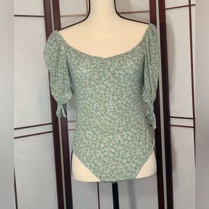 Lulus Green Floral shortsleeved bodysuit with tie sleeves